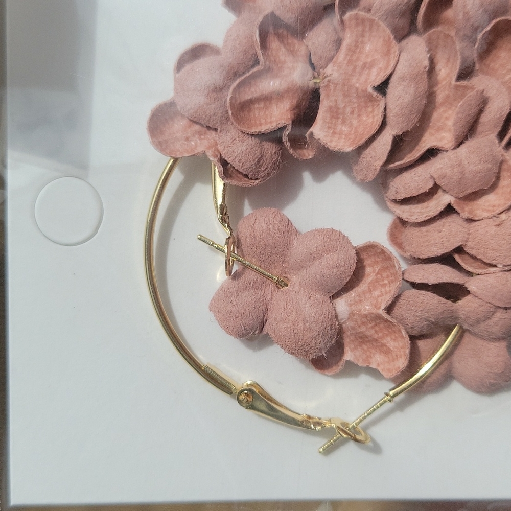 Pink flower hoop earrings - Picture 3 of 4